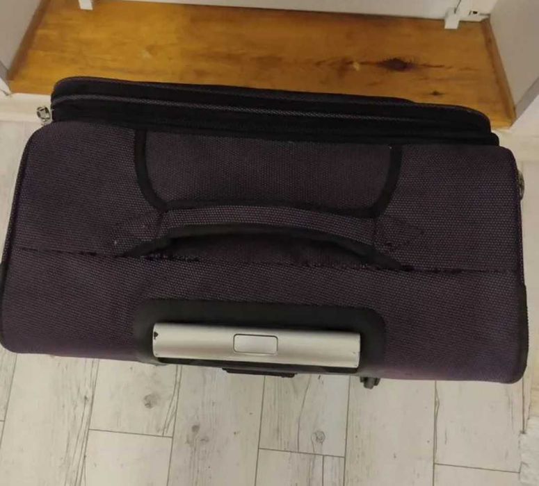 Чемодан средний на колесах