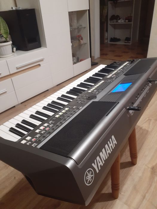 Синтезатор Yamaha PSR S670 б/у