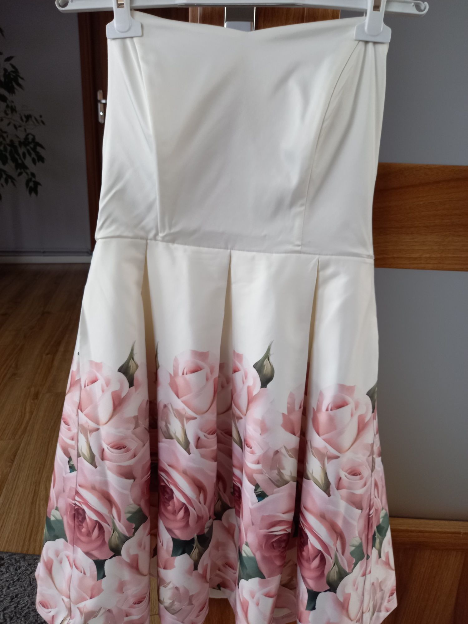 Sukienka kremowa z deseniem kwiatowym