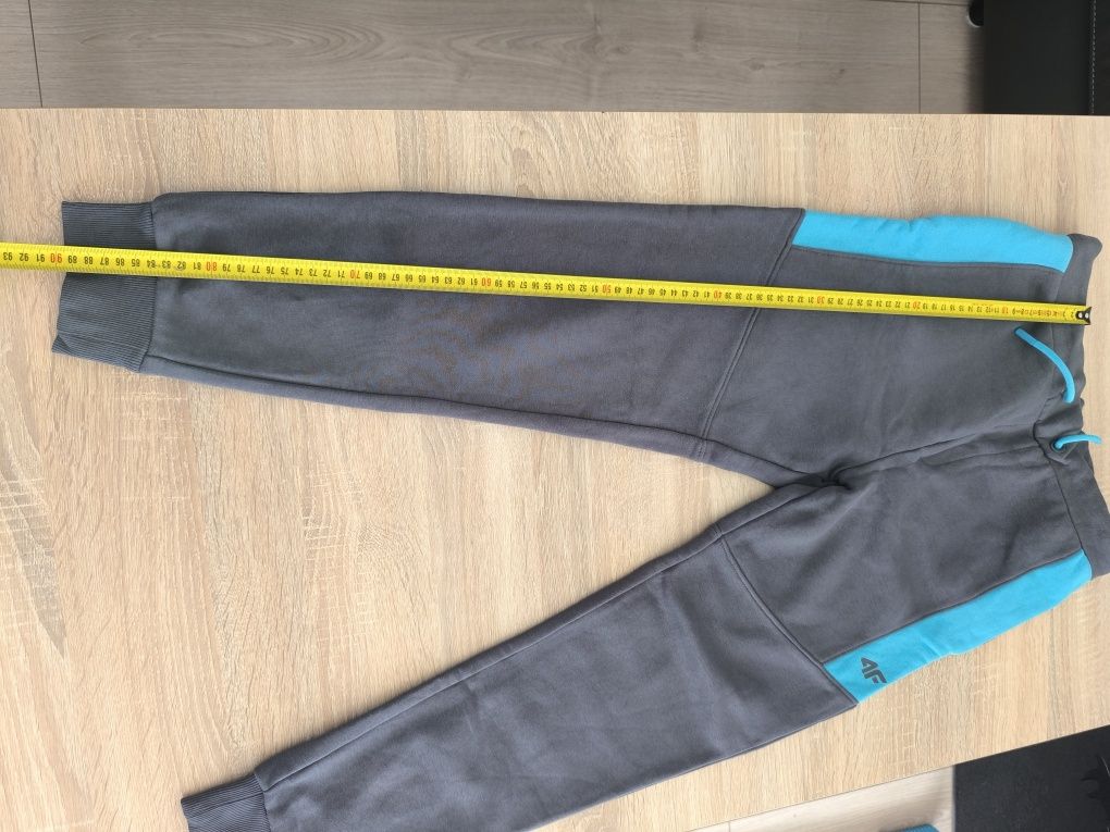 Spodnie dresowe 4F na 158 cm.