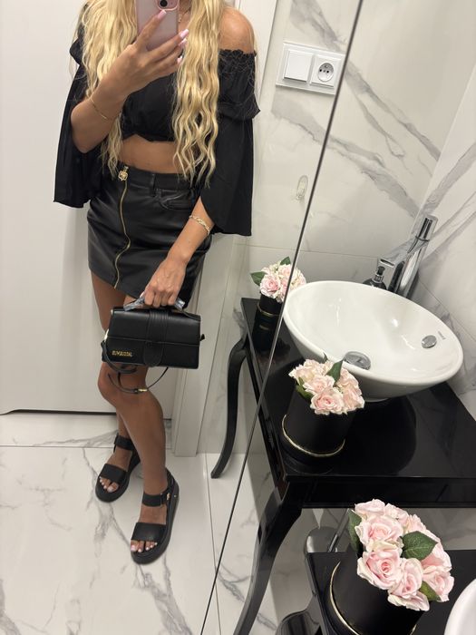 Jacquemus torebka czarna z dlugim paskiem zlote logo kopertowka