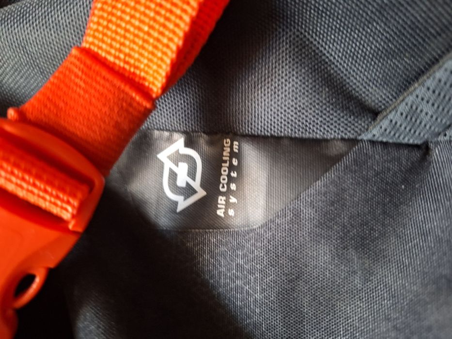 Plecak trekkingowy/górskie wyprawy Nowy Quechua Forclaz 30 Air Czarny