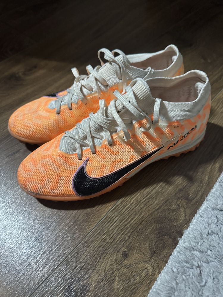 Сороконіжки Nike