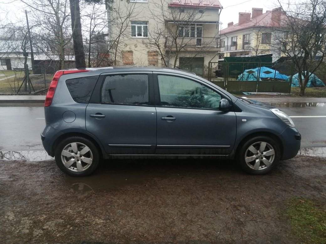 Nissan Note 1.6 бензин