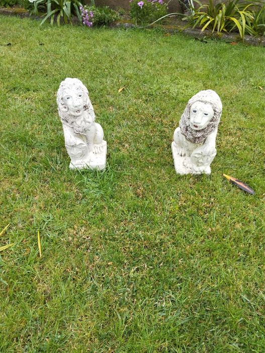 Leões em pedra - decoração de jardim