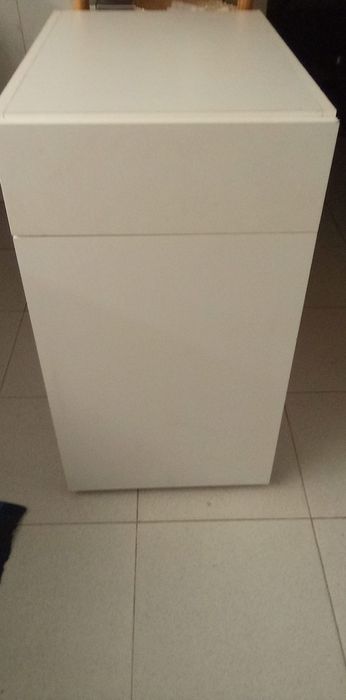 Móvel branco com gaveta