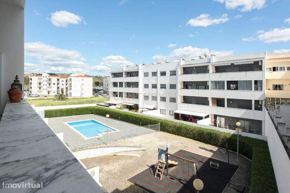 Apartamento T4 com Elevador, Garagem e Piscina