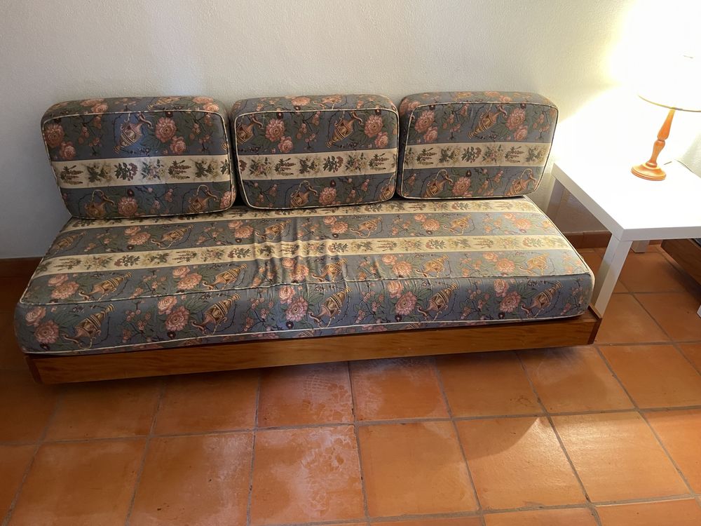 Camas-sofa , em pinho maciço