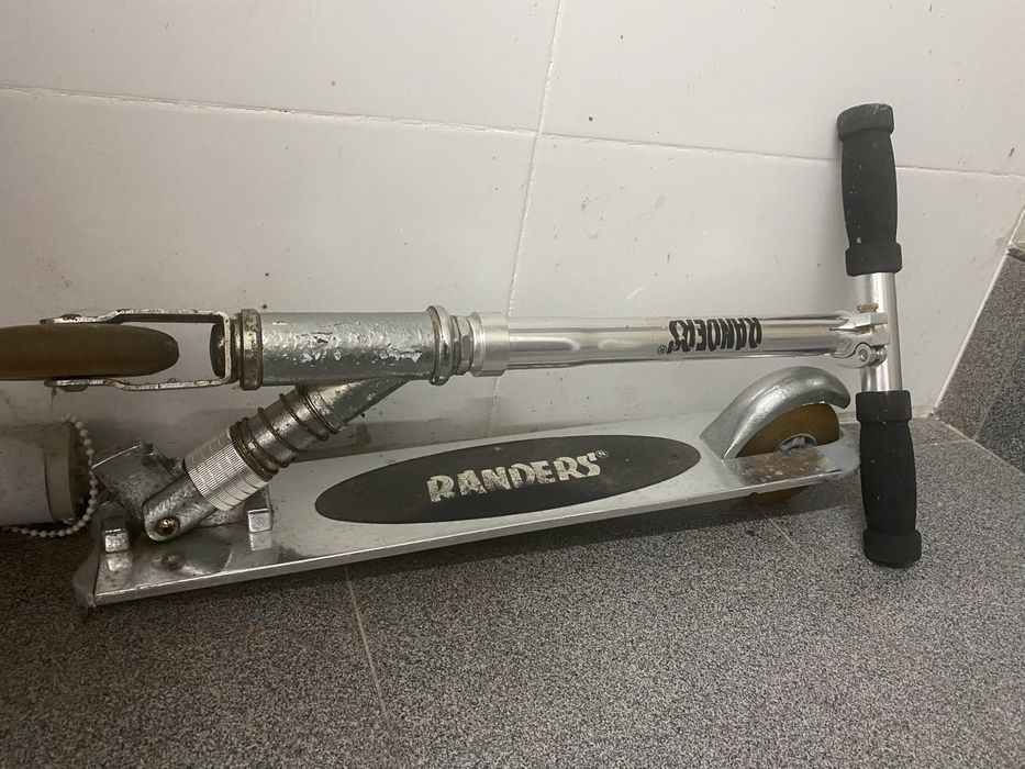 Trotinete da marca Randers, com marcas de uso mas 100% funcional.