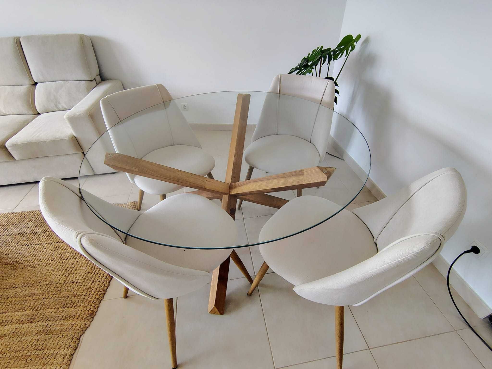 Vende-se cama, mesa, cómoda, mesa de sala, móvel de entrada e espelho