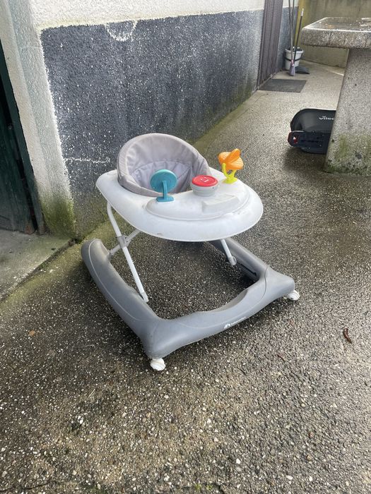 Aranha bebe ajuda a eprender andar