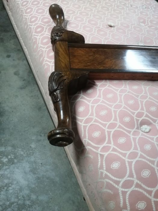 Cama solteiro, antiga com base em ferro e rodízios , cabeceira e pés m