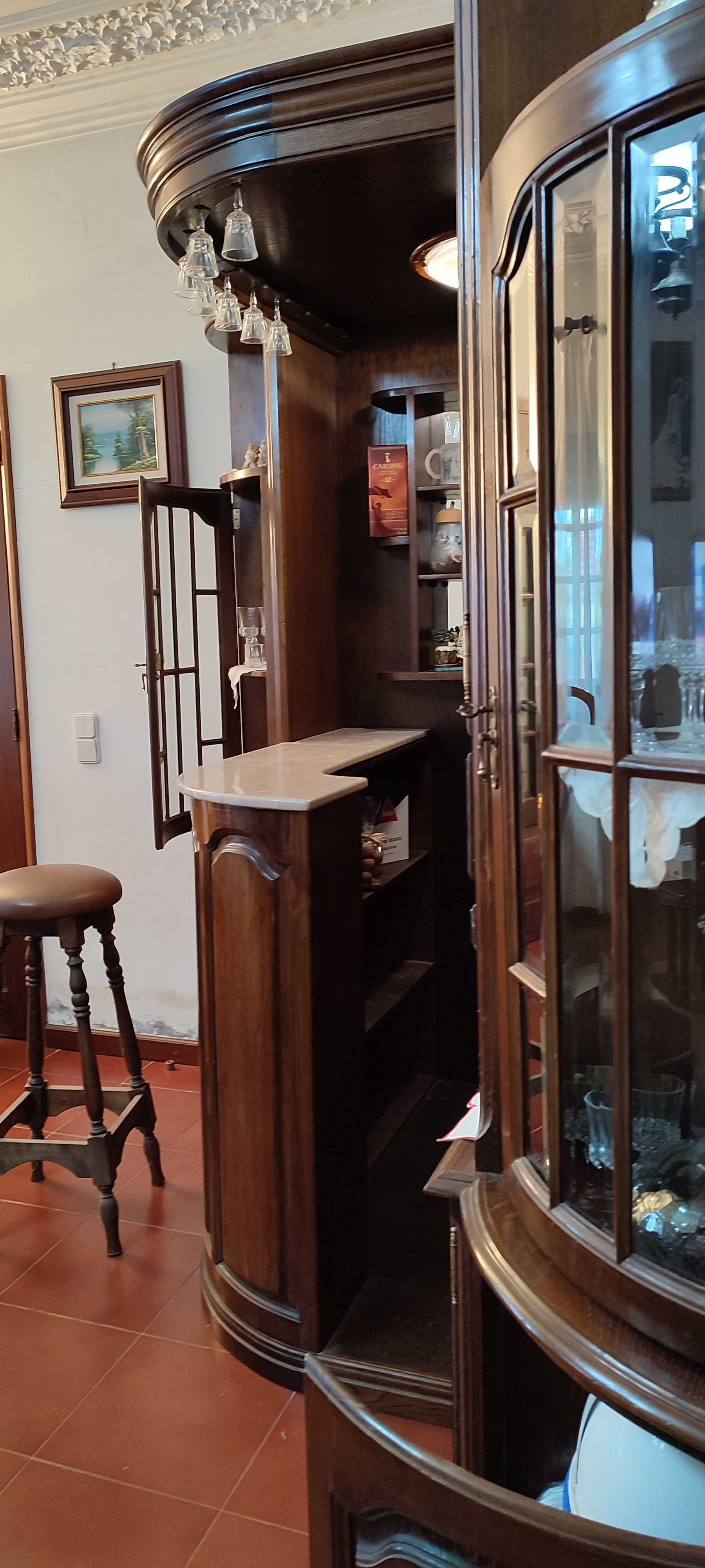 Bar de canto com vidros facetados, balcão, vitrines e 2 bancos