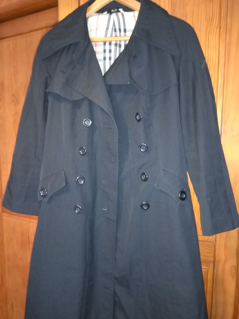 Gabardine preta, com interior tipo Burberry