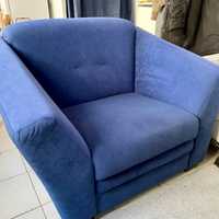 Duży niebieski fotel