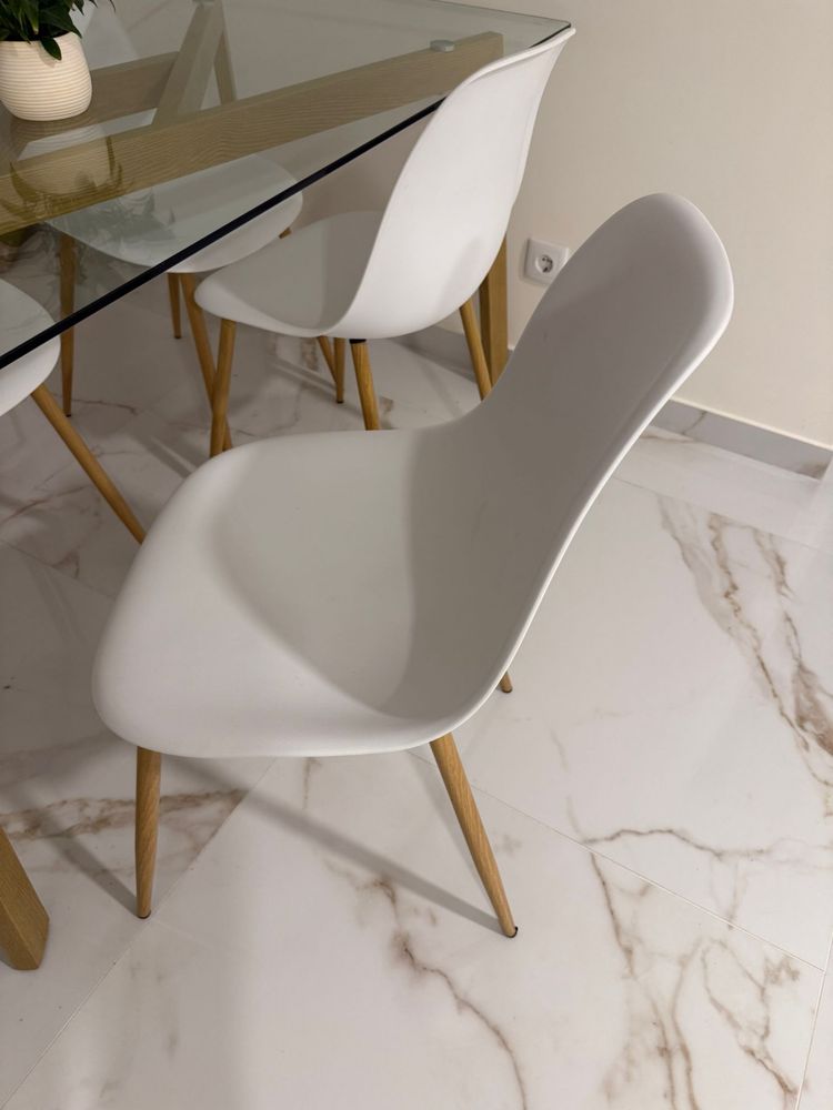 Mesa com quatro cadeiras
