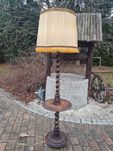 Zdobiona stara Lampa ze stolikiem