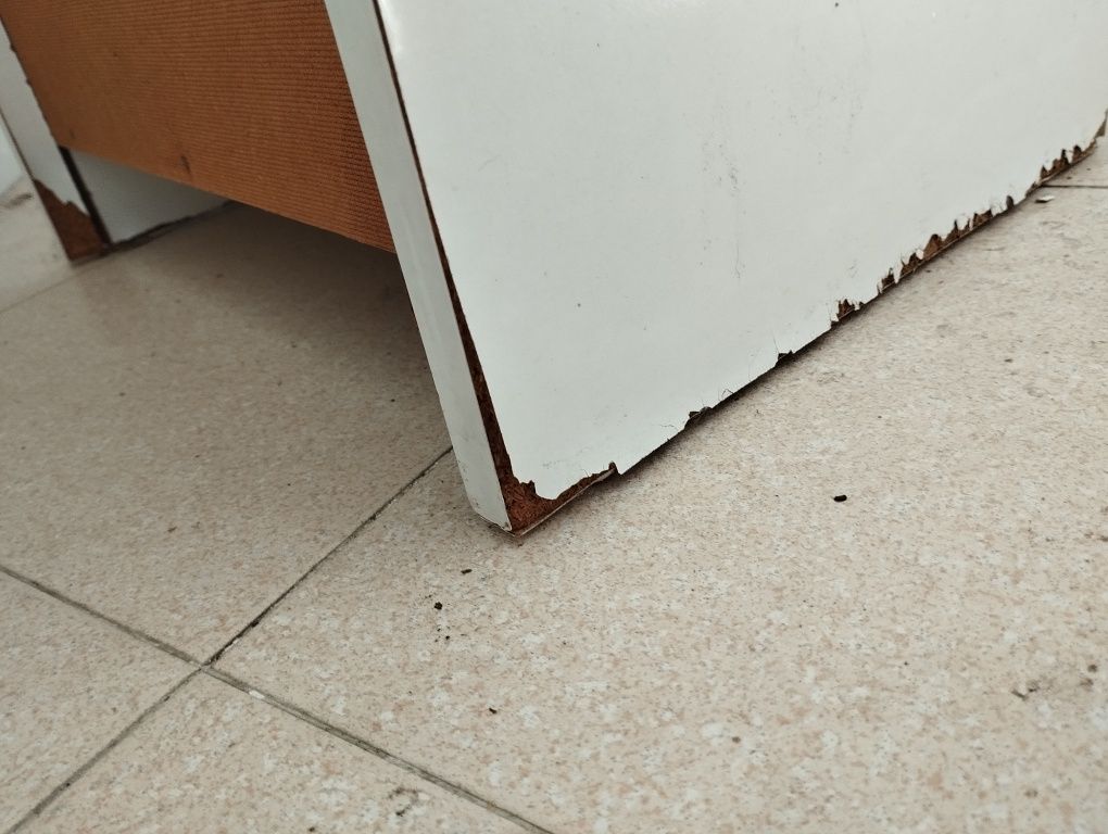 Cómoda branca com detalhes metálicos, móvel