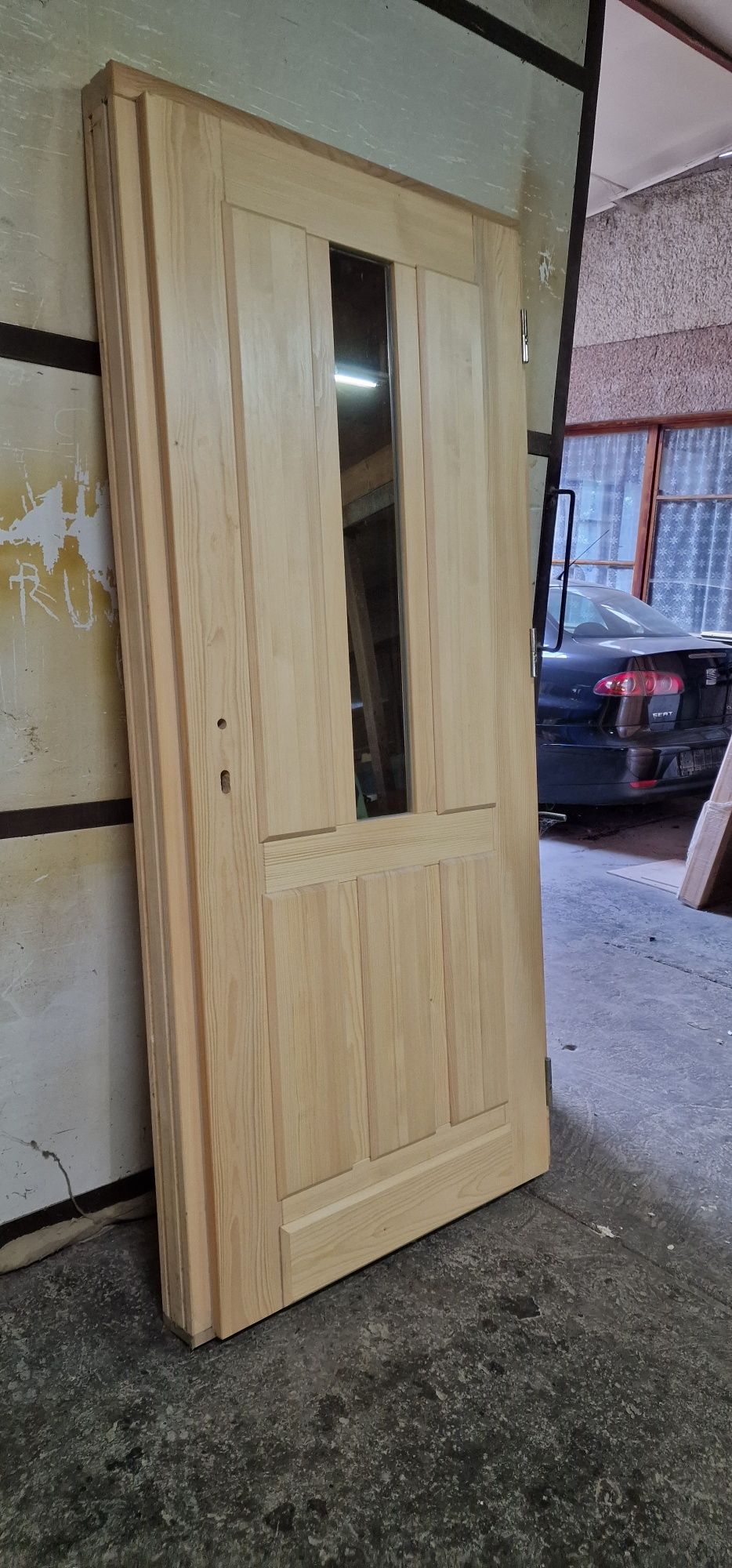 Prawe drewniane drzwi wejściowe