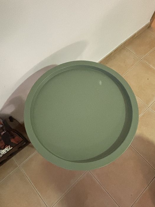 mesa de apoiso redonda em metal verde