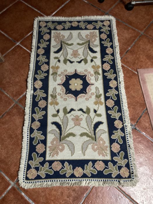 Tapetes de arraiolos 2 iguais em bom estado