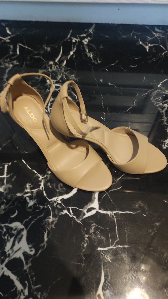 Босоніжки кожані ALDO оригінал вищої якості.