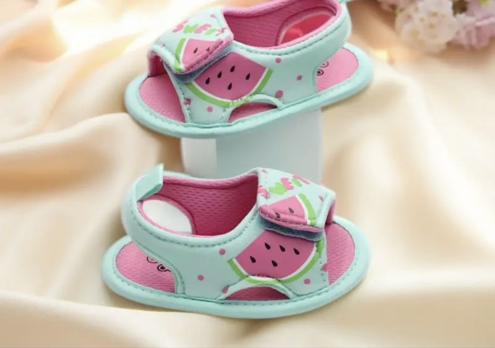 Нові босоніжки для дівчинки