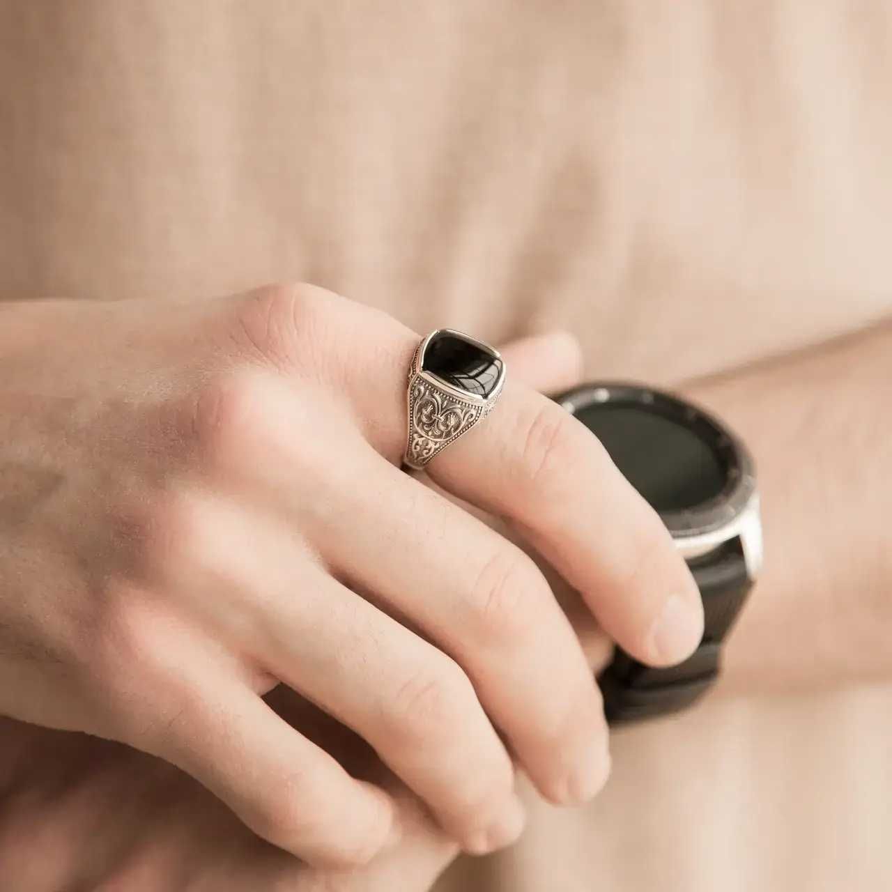 Мужской перстень серебряный с черным квадратным ониксом