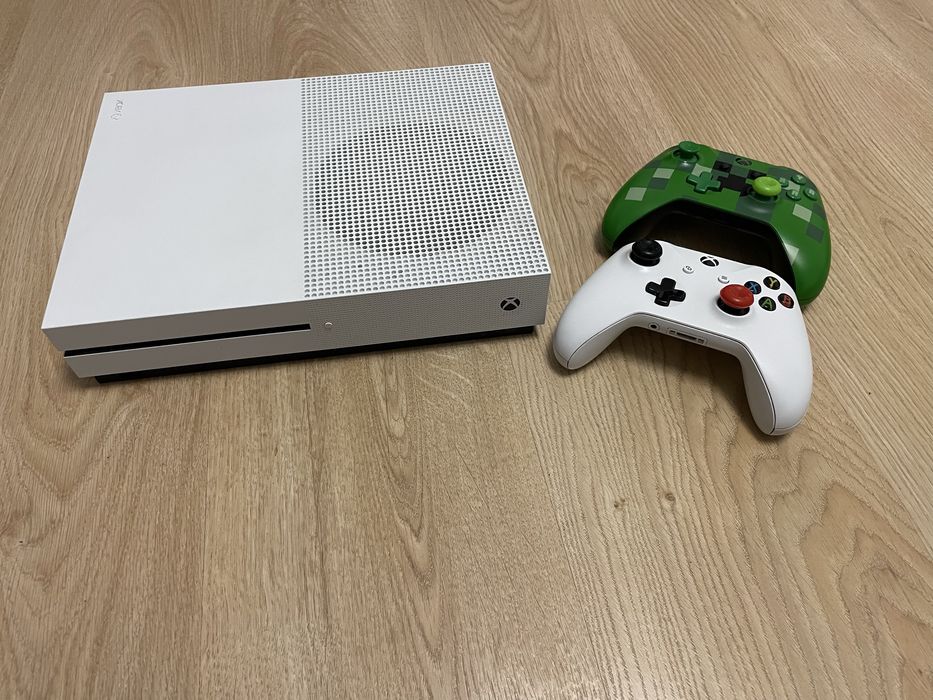 Xbox One S 1TB + dwa pady