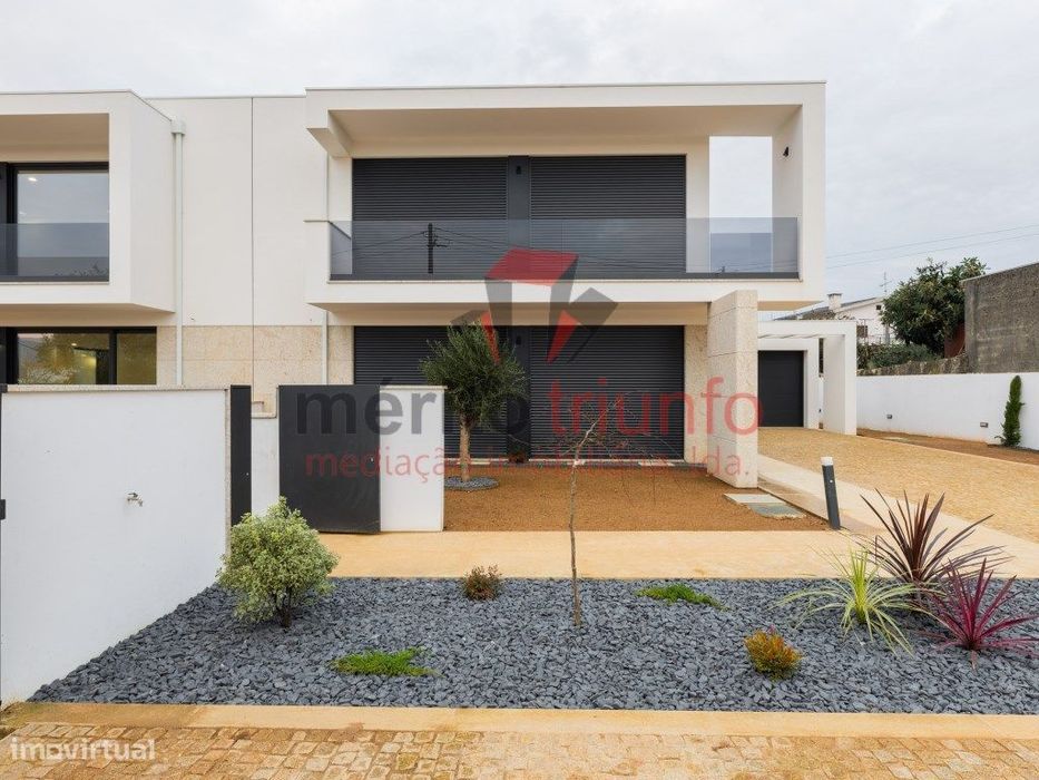 Oferta da Escritura e Registo - Moradia T3 Nova na POUSA - BARCELOS