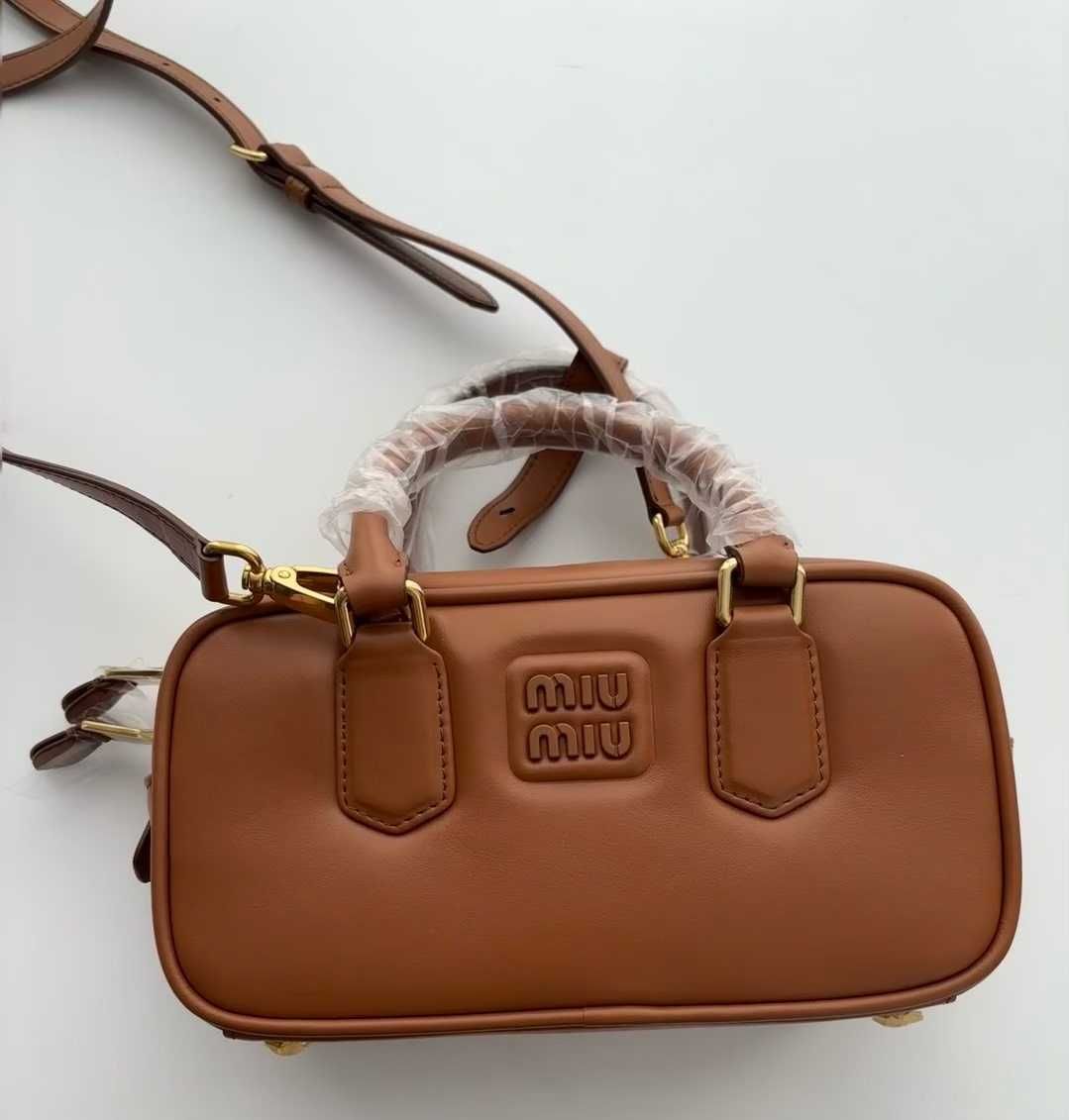 Must-have: Brązowa Torba Miu Miu - Klasyka i Styl