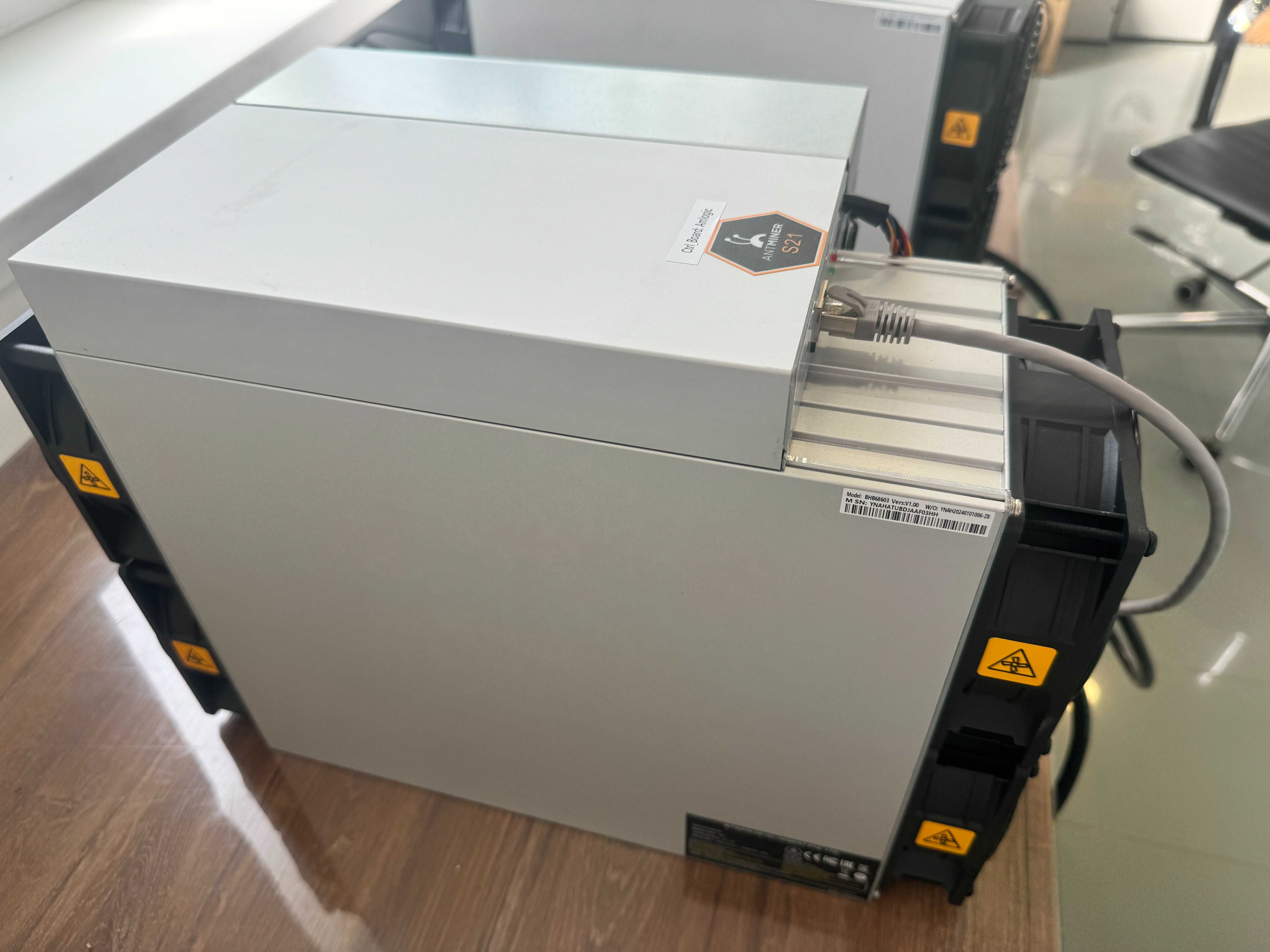 НАЯВНІСТЬ! NEW Asic Antminer S21 200 Th Zynq, Майнер + Гарантія