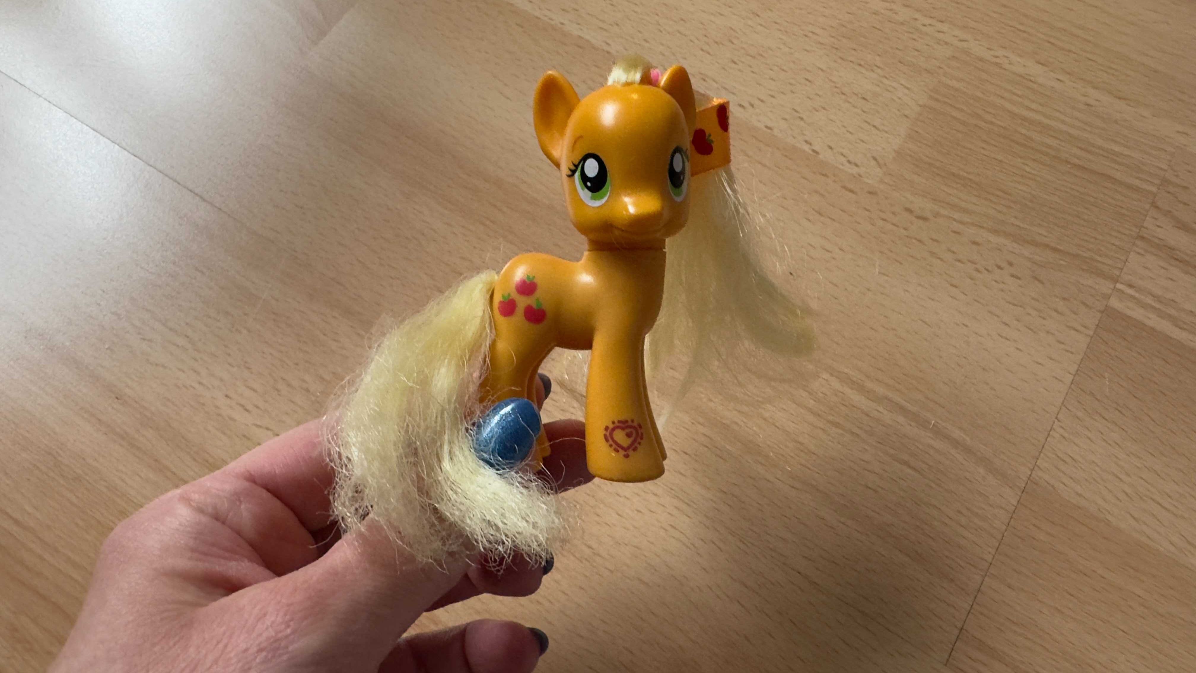 Śliczny kucyk Applejack firmy Hasbro My Little Pony