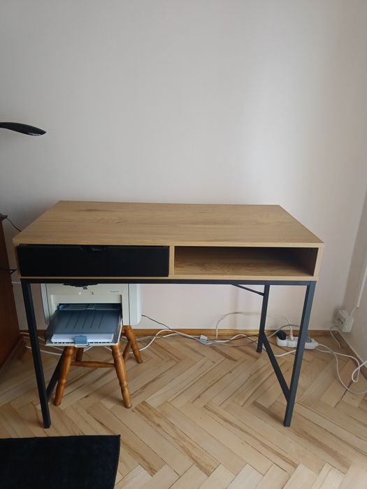 Biurko z szufladą.