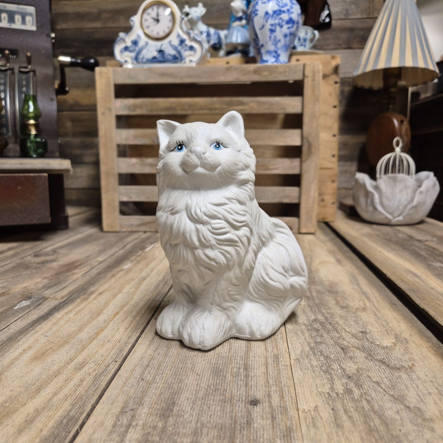 Kot - skarbonka , figurka z porcelitu