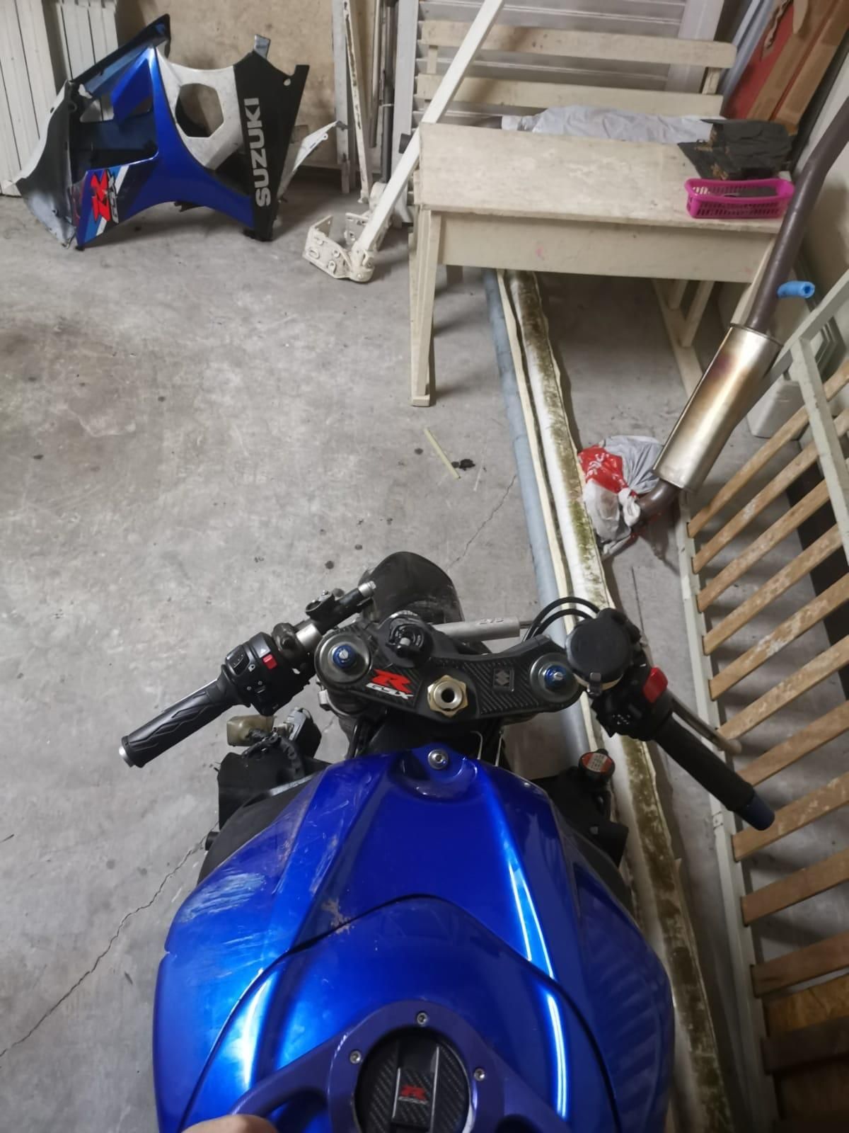 GSX R 1000 K7 acidentada Ideal para projecto