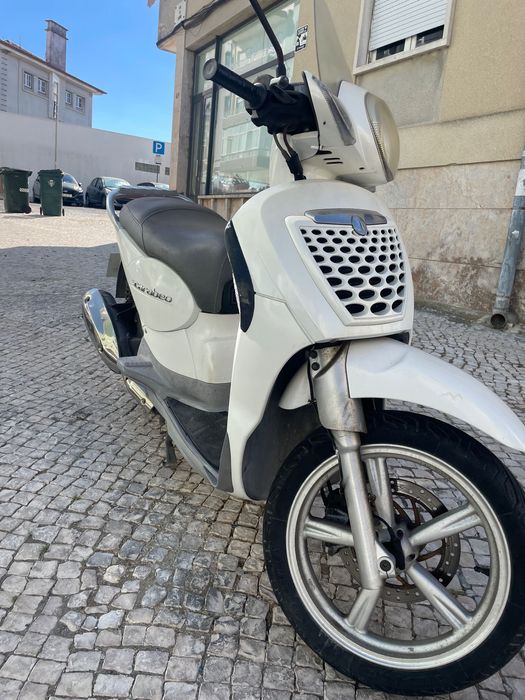 Aprilia Scarabeo 125 — 2011 — Bom estado geral, com sinais de uso