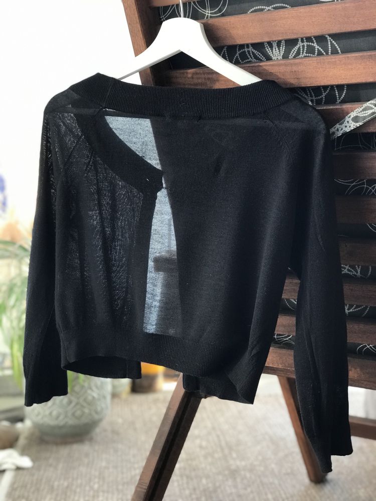 Cienki czarny sweterek S bolerko zapinany na ozdobny guzik