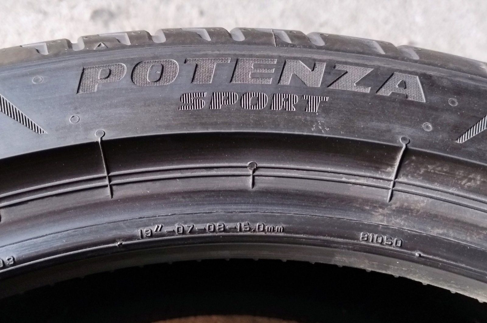 Шини б в літні R19 235/40 Bridgestone Potenza Sport