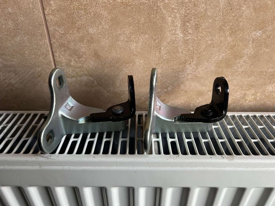 Петлі Tesla model y