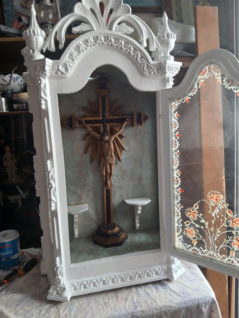 Oratório  antigo com crucifixo e imagem em madeira com luz