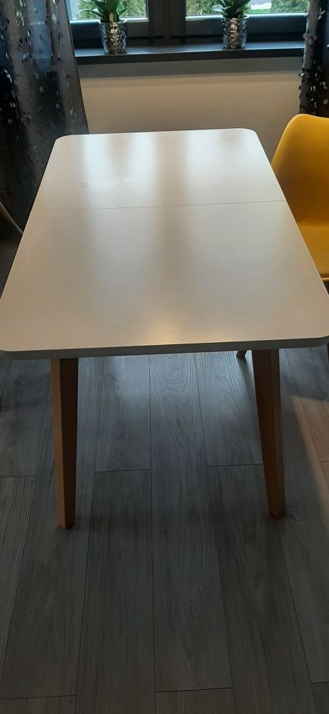 Stół w stylu skandynawskim