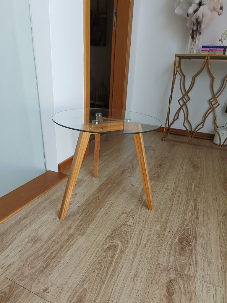 Mesa de apoio em vidro e perna Madeira