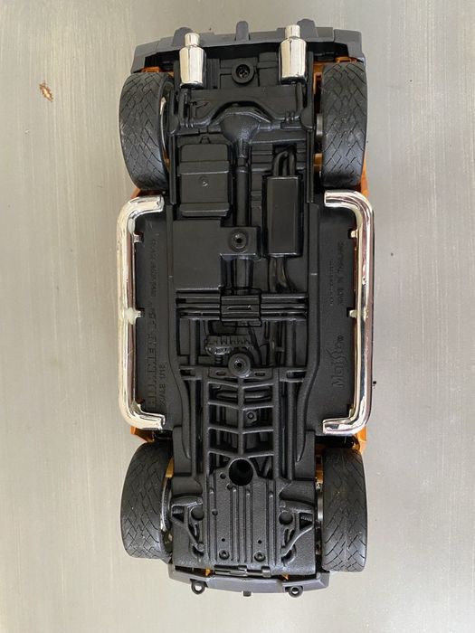 Модель Hummer H2 SUT 1/18 Maisto Prorodz