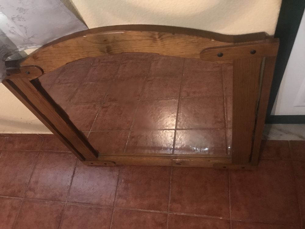 Espelho grande com moldura em madeira