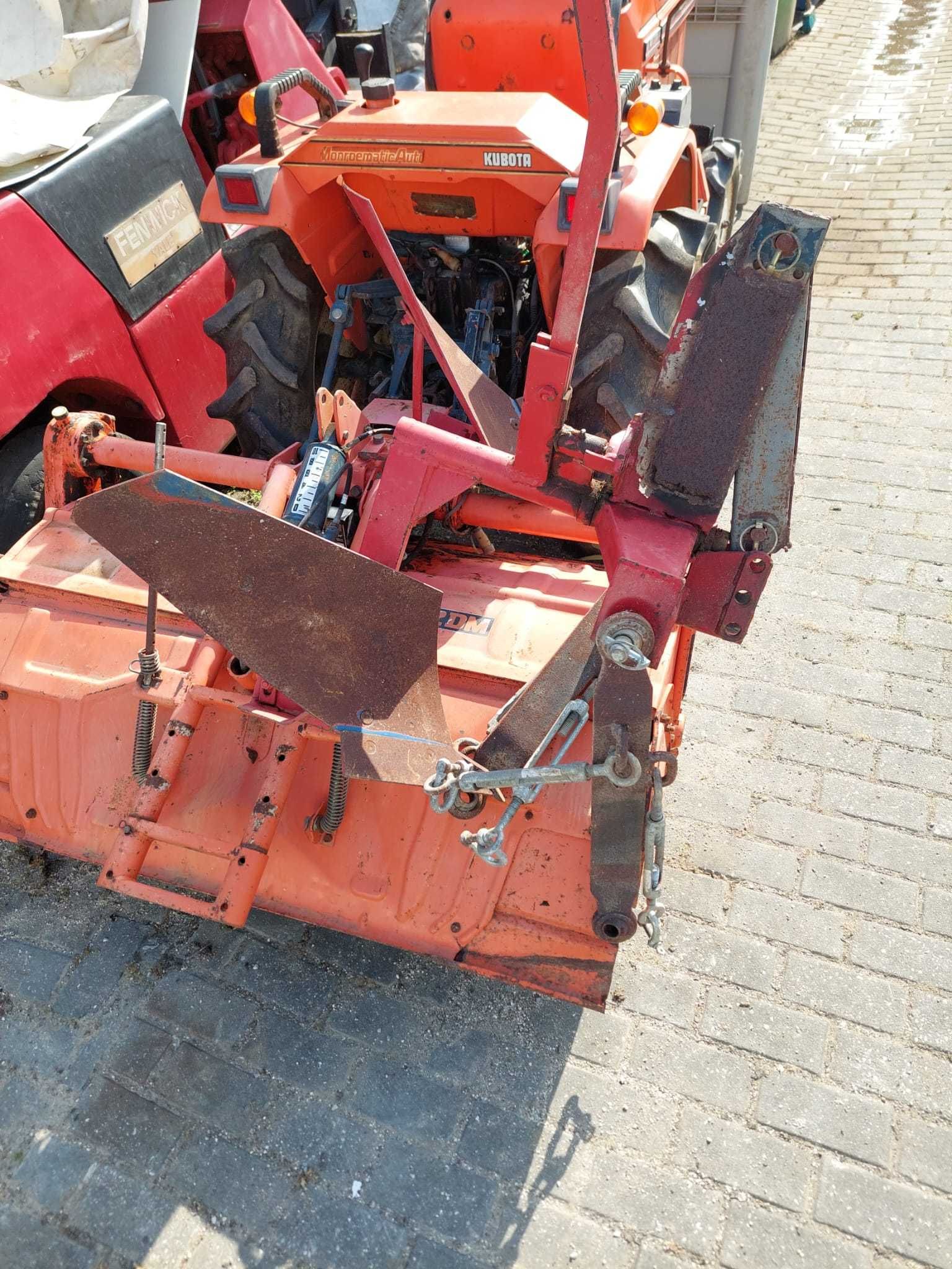 Trator 16CV 4x4 Kubota Bulltra B1-15 c/ charrua e freze