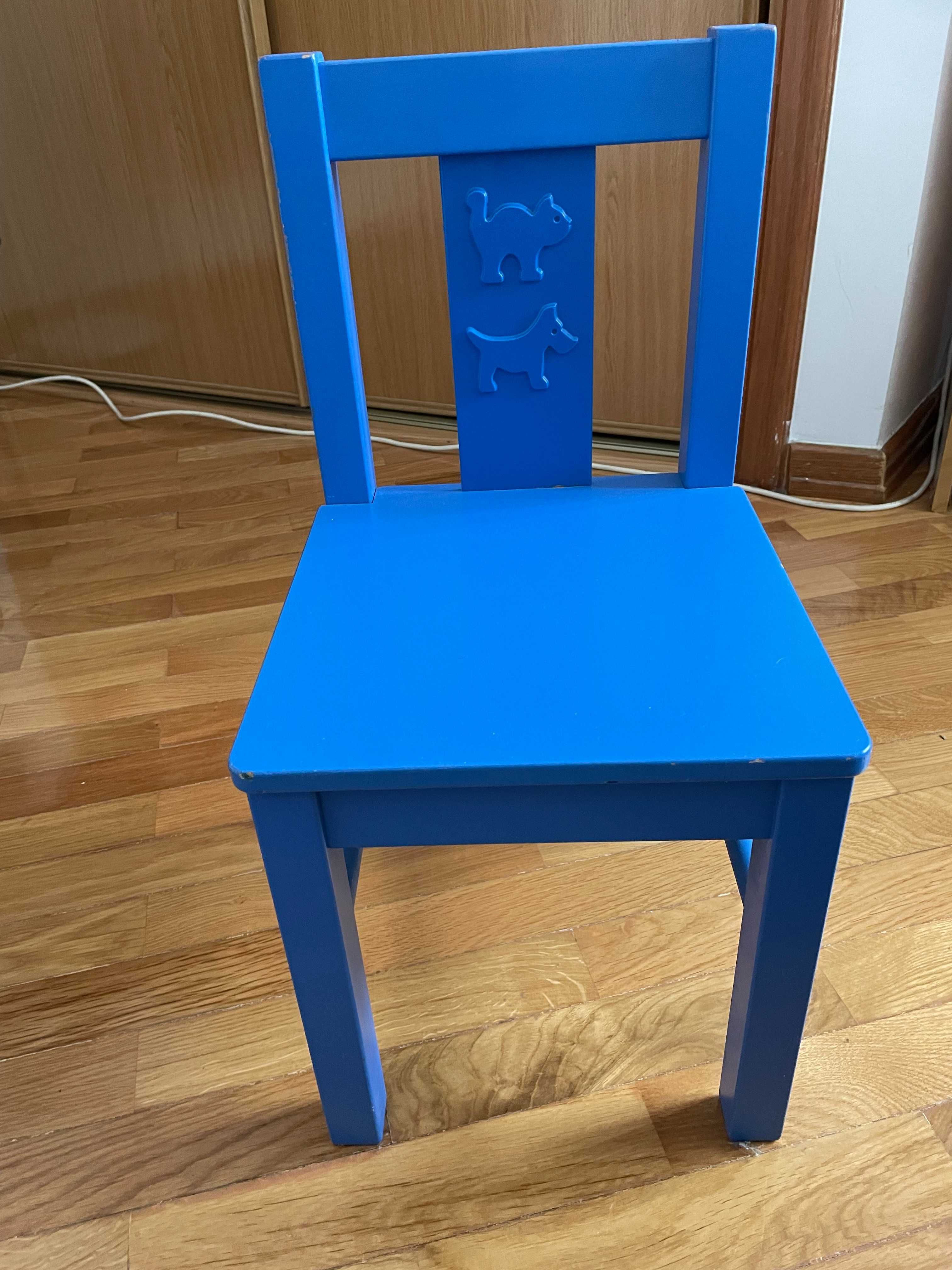 mesa e cadeira de criança de cor azul