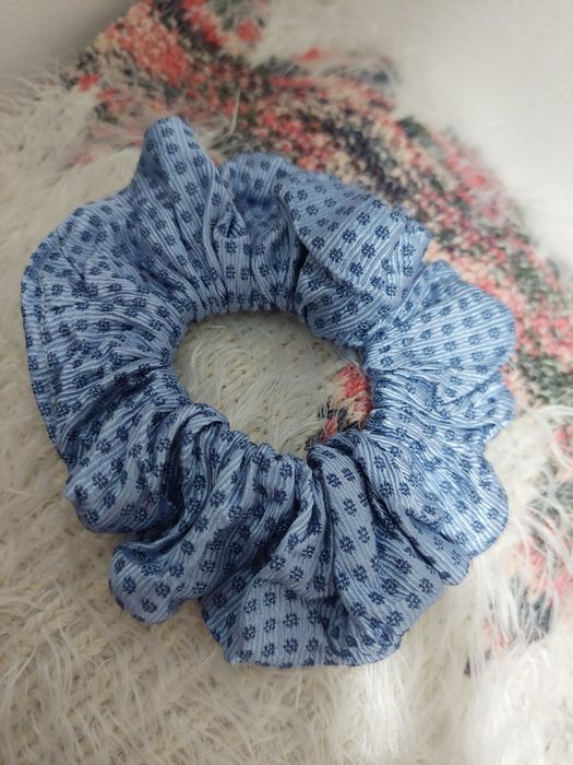 Jedwabne scrunchie marki COS