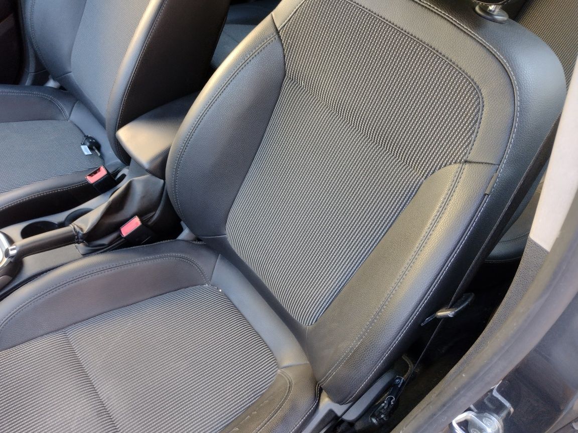 Opel Astra J kombi 09-15 - Fotele przód tył Półskóra + Boczki kpl. EUR