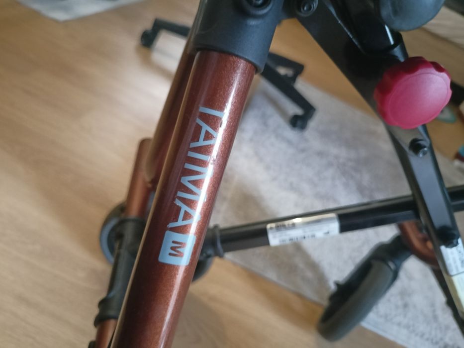 Chodzik z siedziskiem czterokołowy